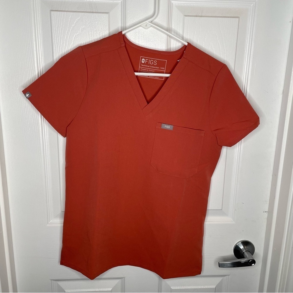 Figs Catarina One-Pocket Scrub Top in Coral/Orange XXS